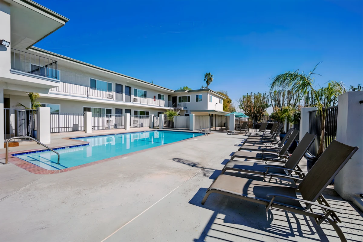 Country Club Apartments 0