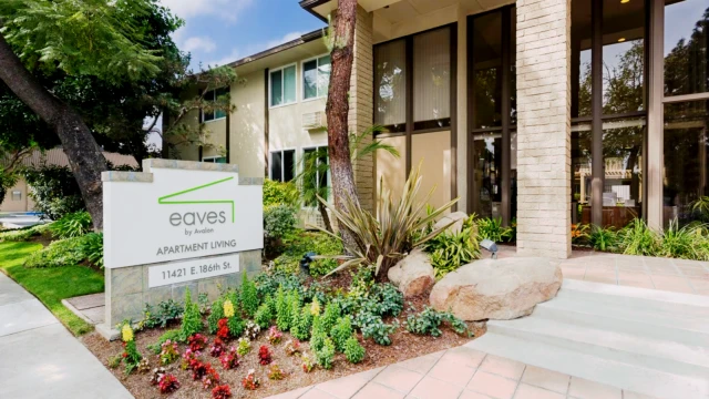 eaves cerritos