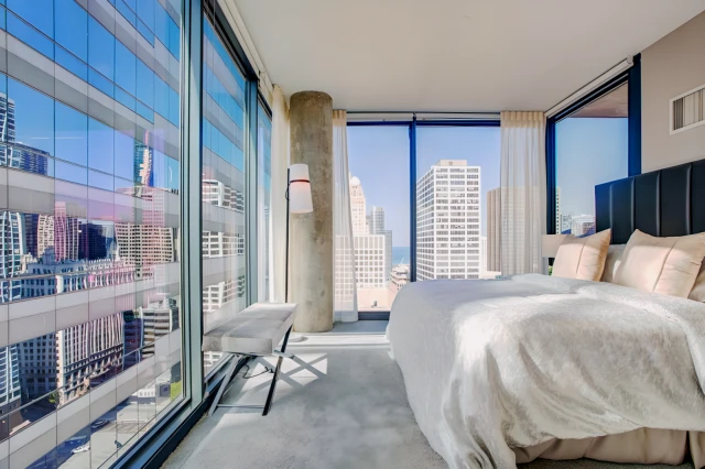 State and Grand apartment 4