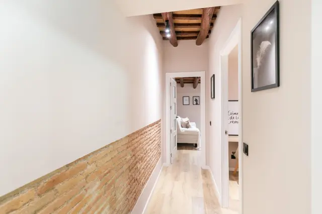 Luminous 3-bedroom apartment close to La Rambla 1