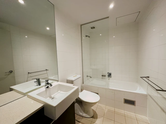 4 Hutchinson Walk 1