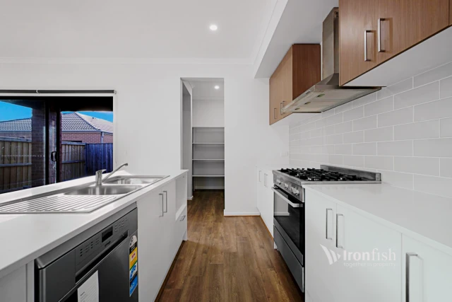 10 Lilypad Way, Rockbank 4