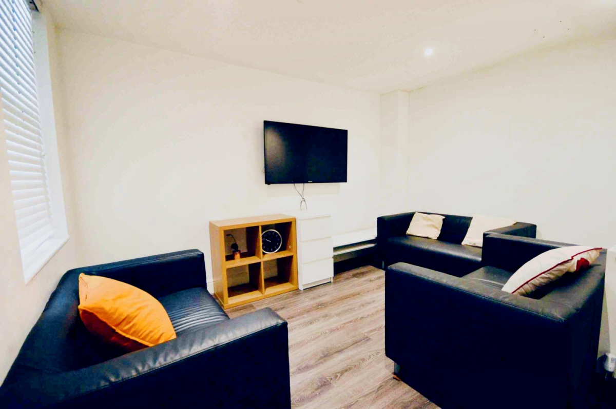 165 Molyneux Road, L6 0