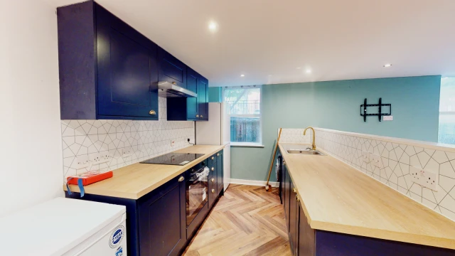 Flat 2, Hyde Terrace, LS2 9LN 2