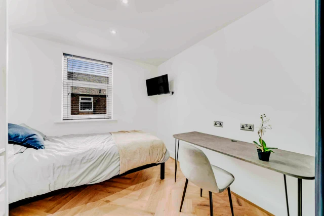 24 Empress Road L7 2