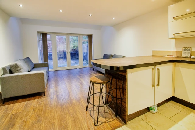 Eastleigh Road, LE3 0DB 2