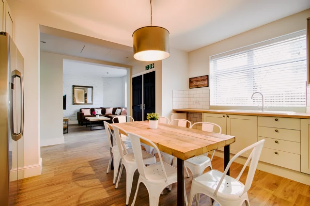 Flat J, Park View, NG1 4GR 2