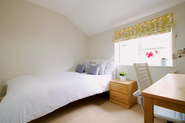 Room 6, 36 Derby Grove, NG7 1PF 3