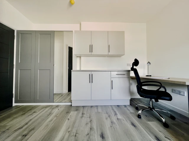 104 De Montfort Way - Coventry student accommodation - room 2
