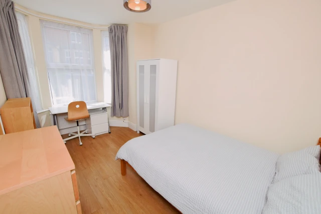 Bute Avenue, NG7 1QB 3