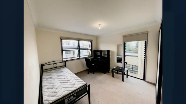 85 Munro St 3