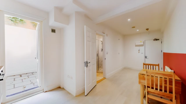 Warwick Road 27218# 2