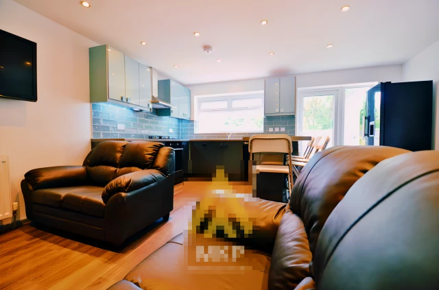 Entire Place·4B2B···12 Fair Green Way, Selly Oak B29 6EW 3