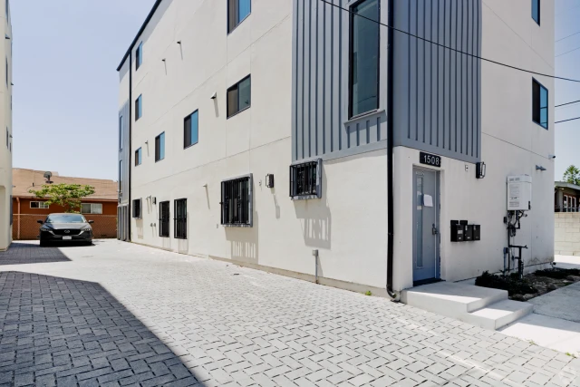 3003 1/2 Van Buren Pl 2