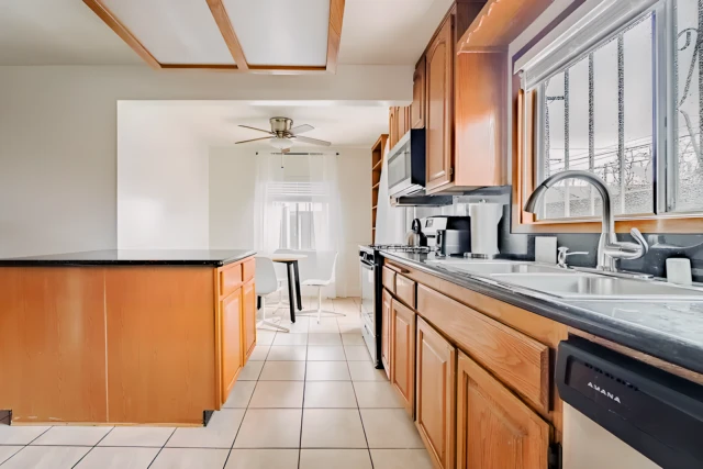 #833: Park Mesa Heights - Los Angeles student accommodation - Queen Bedroom C
