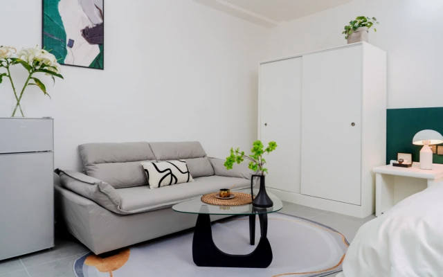 Tiantan Jingtai Subway Station Store -- LiYeah 2