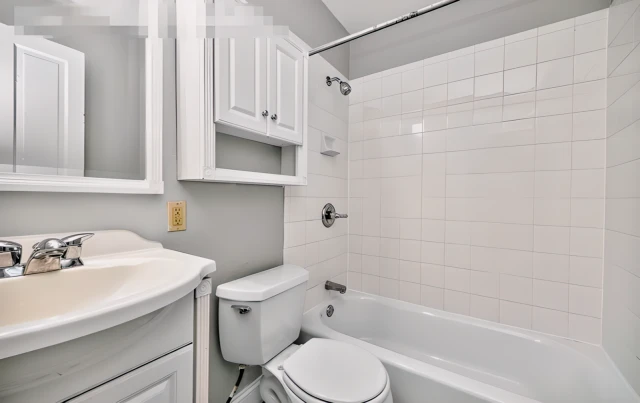 213-215 E University Avenue 3