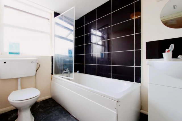 Bright double bedroom in a 9-bedroom flat, near Kilburn tube station - alojamiento para estudiantes en Londres - Private bedroom