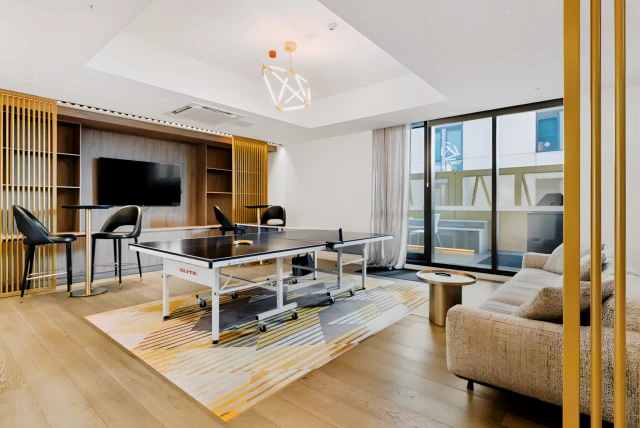 The amazing 1BR CBD Apt /WiFi/Premium Location 2