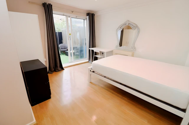 apartment in Poplar 4