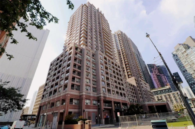 Entire Place·1B1B···909 Bay St 1
