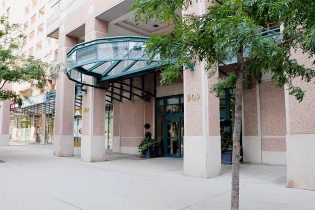 Entire Place·1B1B···909 Bay St 2