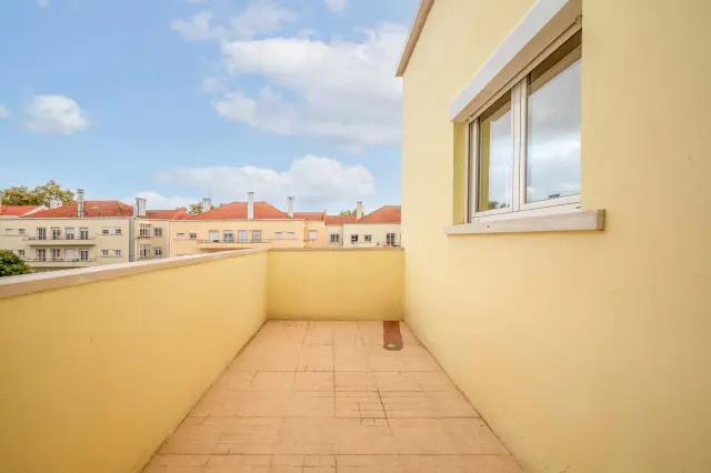 Rua Jose Duro 26, 3ºD - 1700-272 Lisbon, PortugalPT-17-150-001 3