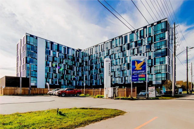 1900 Simcoe St N 1
