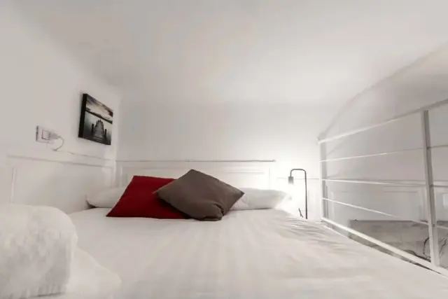 Lovely Studio for 2 w/Balcony near Duomo 4