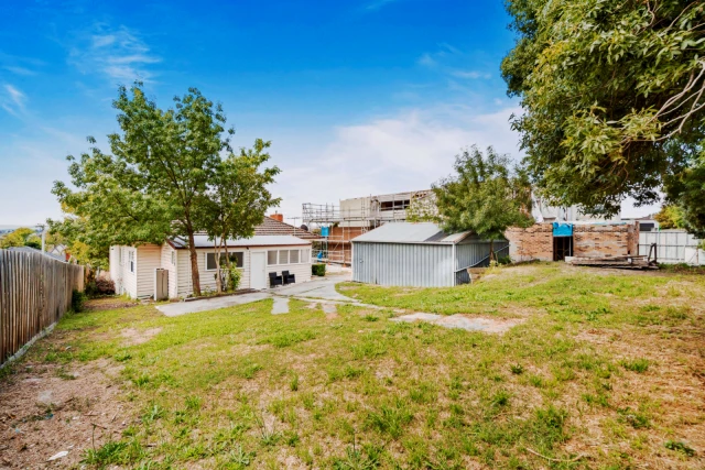 4 Landen Avenue, Balwyn North 2