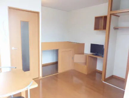 レオパレスタキオン 103号室 1