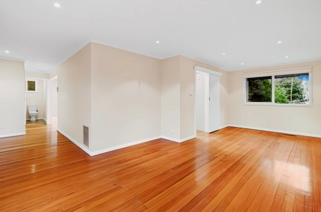 17 Glen Road, Mitcham 3