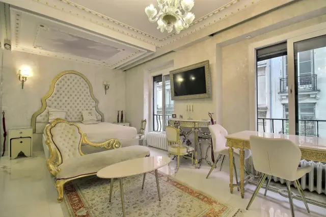 Avenue Matignon 0