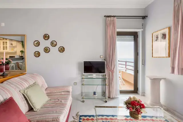 Vibrant 2-bed flat w/ balcony 2