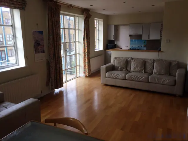 4 Roy Square, London , E14 8BY 4