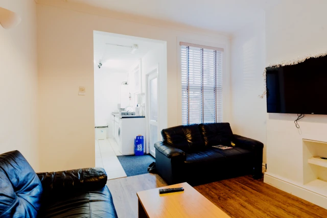 Arthur Street , LE11 3AY 1