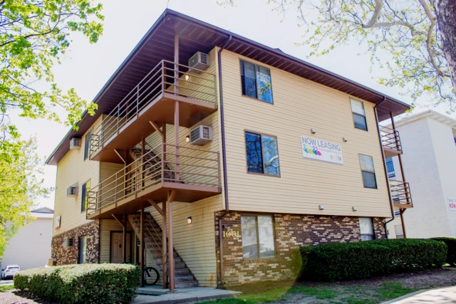 1001 W Clark, Urbana, IL 61801 4