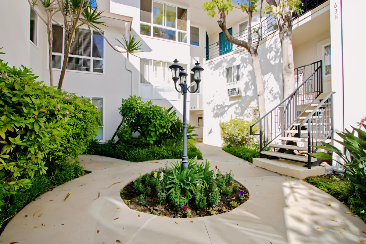 Levering Apartments - ที่พักนักศึกษาในลอสแองเจลิส