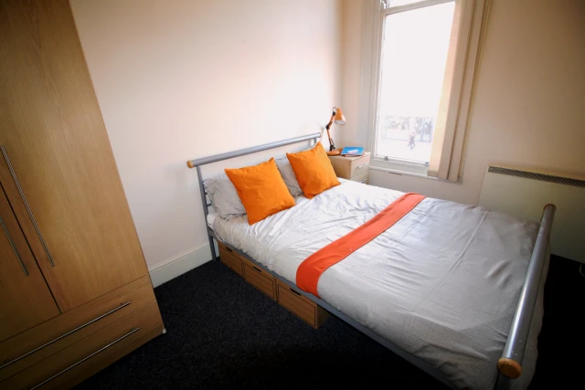 Flat C, London Road, LE2 1EG 2