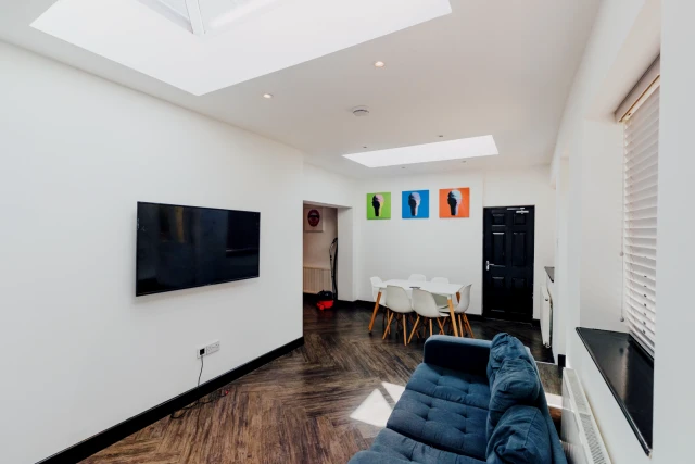 Holywell Drive, LE11 3JX 3