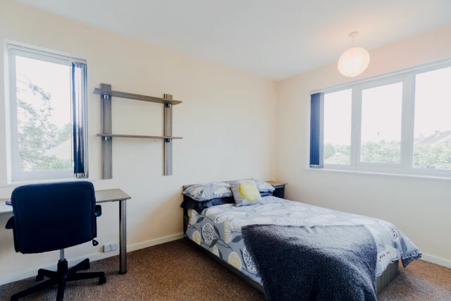 Holywell Drive, LE11 3JX 4