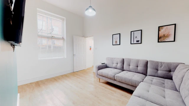 Rufford Road, L6 3BE 4