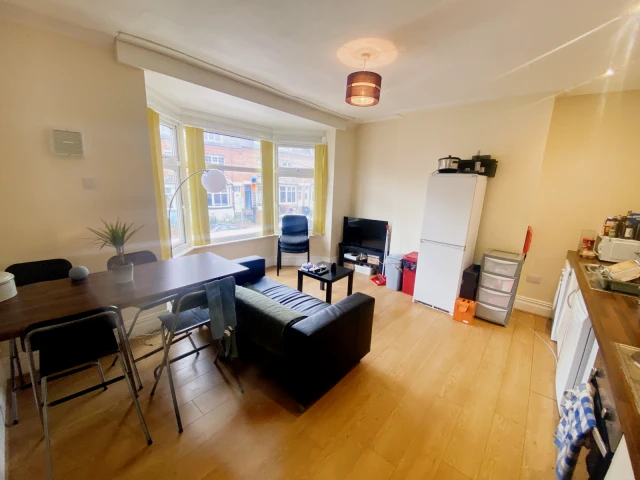 Flat 1, East Park Road, LE5 5HH 1