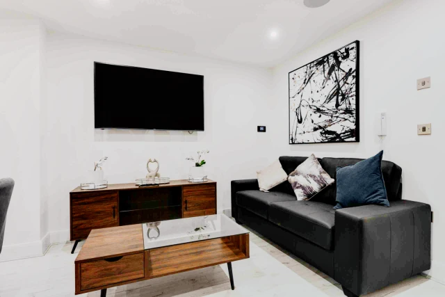 15 Halsbury road, L6 2