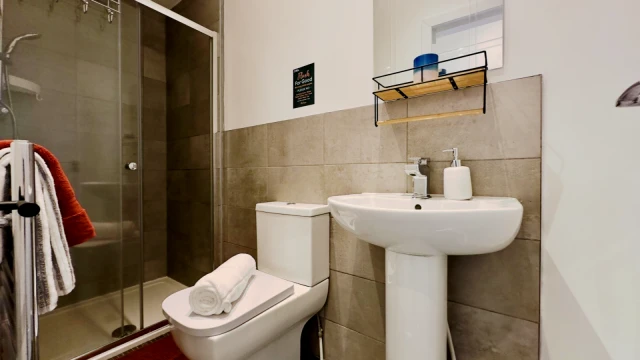 25 , Romeny Street, M6 6DG 2