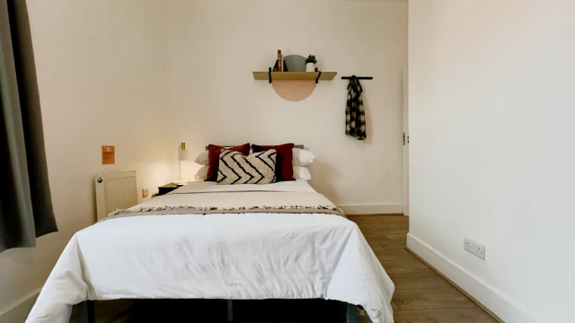 25 , Romeny Street, M6 6DG 1