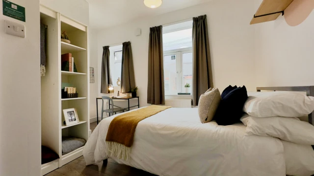 25 , Romeny Street, M6 6DG 3