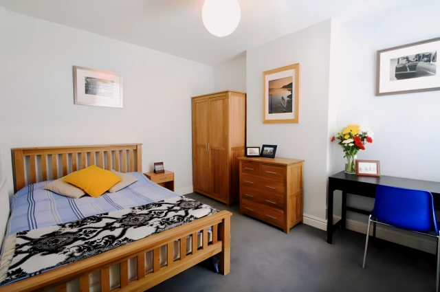 Room 6, Kimbolton Avenue, NG7 1PT 2