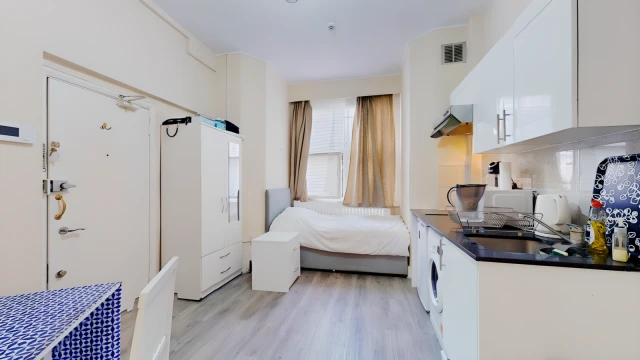 Cromwell Road 24135# 4