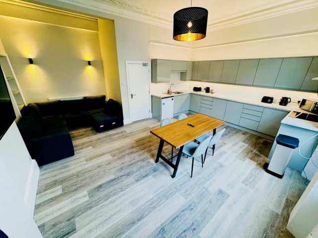 Room 9 , Queens Road, BS8 1QP 1